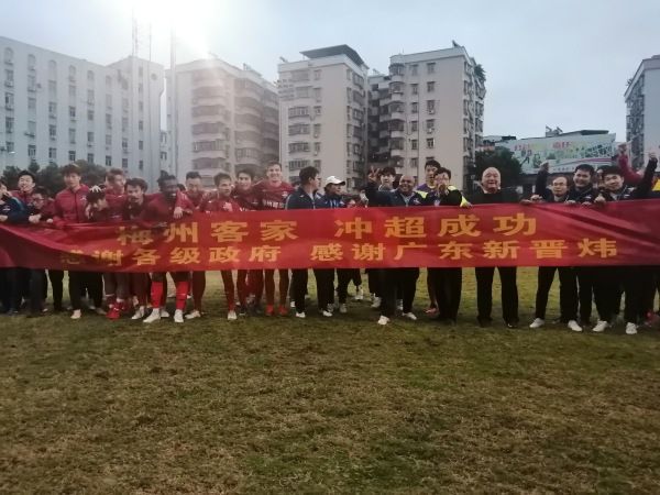 刘家辉顿时气急，指着刘曼琼一时间说不出话来。